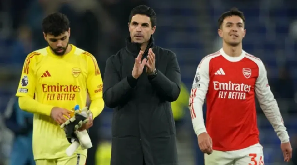 HLV Premier League đang chỉ đạo bên đường biên trong bầu không khí căng thẳng